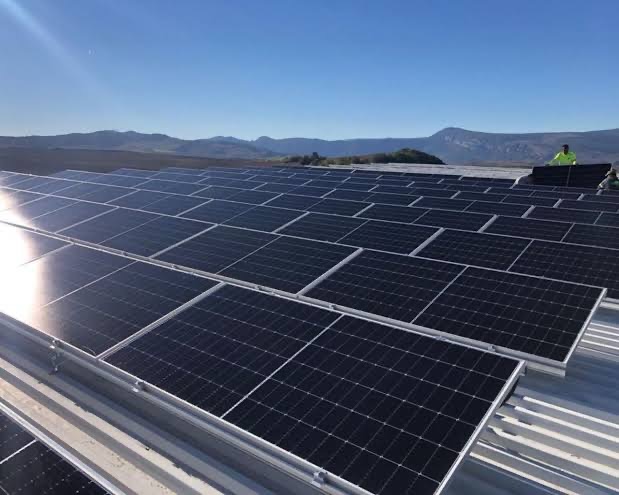 Mantenimiento de instalaciones solares en verano: claves para evitar pérdidas de rendimiento